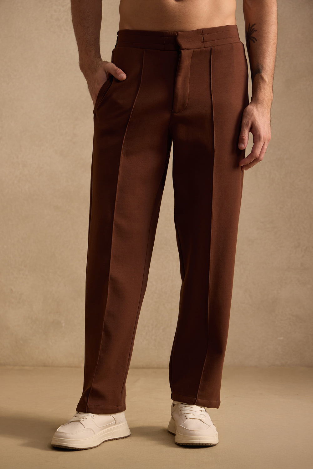 THE PIN TUCK PANTS IN RUST BROWN