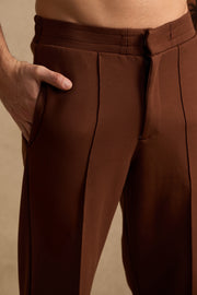 THE PIN TUCK PANTS IN RUST BROWN